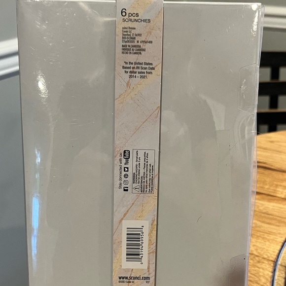 Women's/Teens 6 Velvet Scrunchies - NWT - Picture 4 of 8